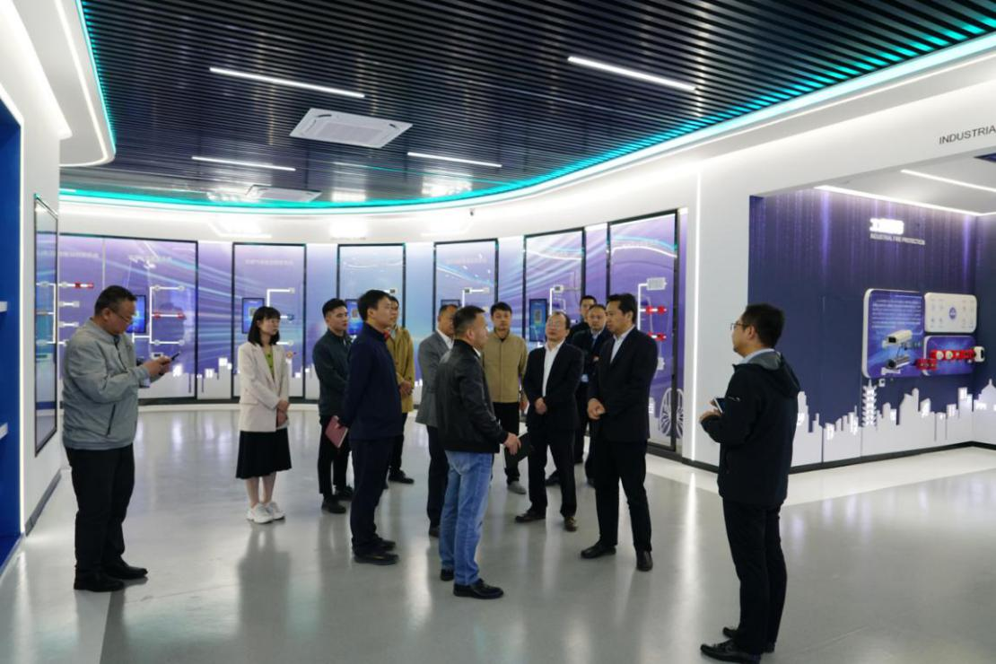 安徽省數(shù)據(jù)資源管理局黨組成員、副局長 王愛學(xué)一行調(diào)研依愛消防